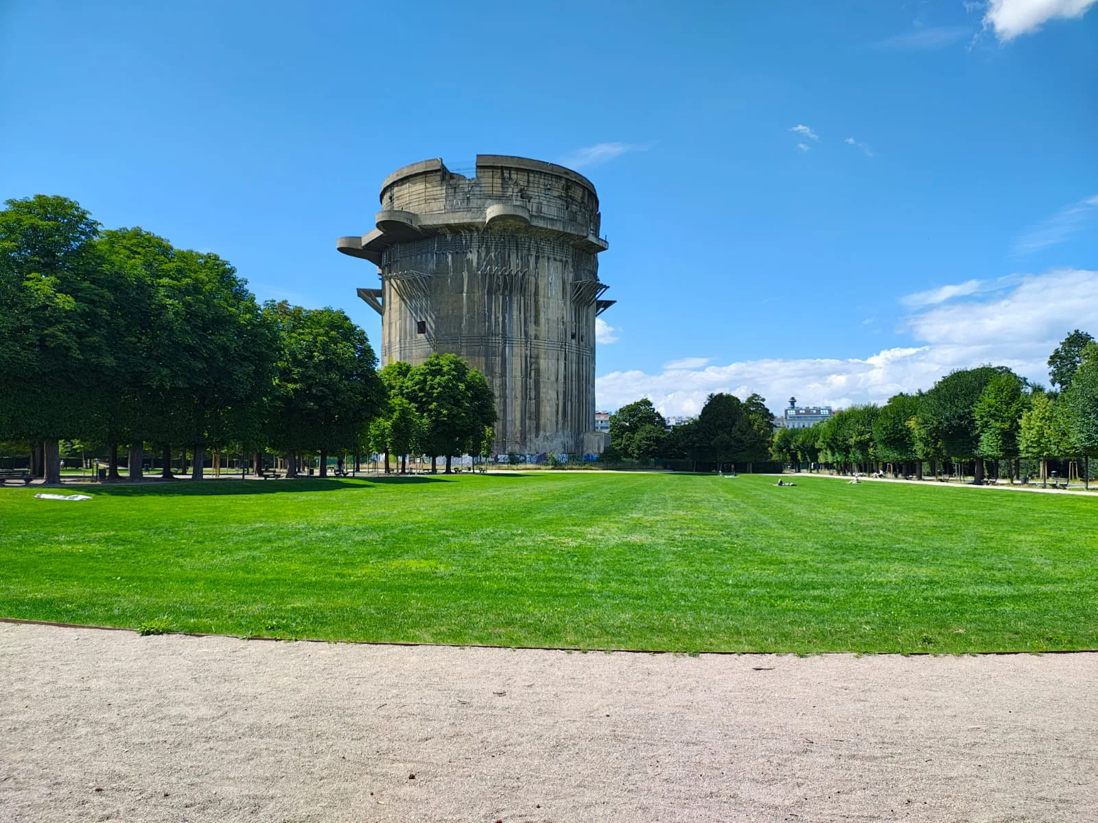 Weite, frisch grüne Liegewiese im Augarten, im Hintergrund der Flakturm und Baumreihen