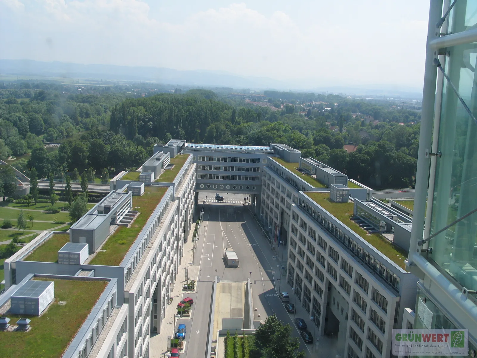 Begrünte Flachdächer eines großen Bürokomplexes, von oben gesehen